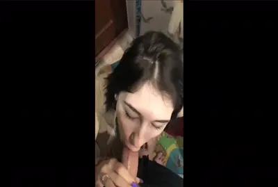 วัยรุ่นฝรั่งนั่งชักควยเสียวจัดๆ อมควยได้เสียวมากๆ